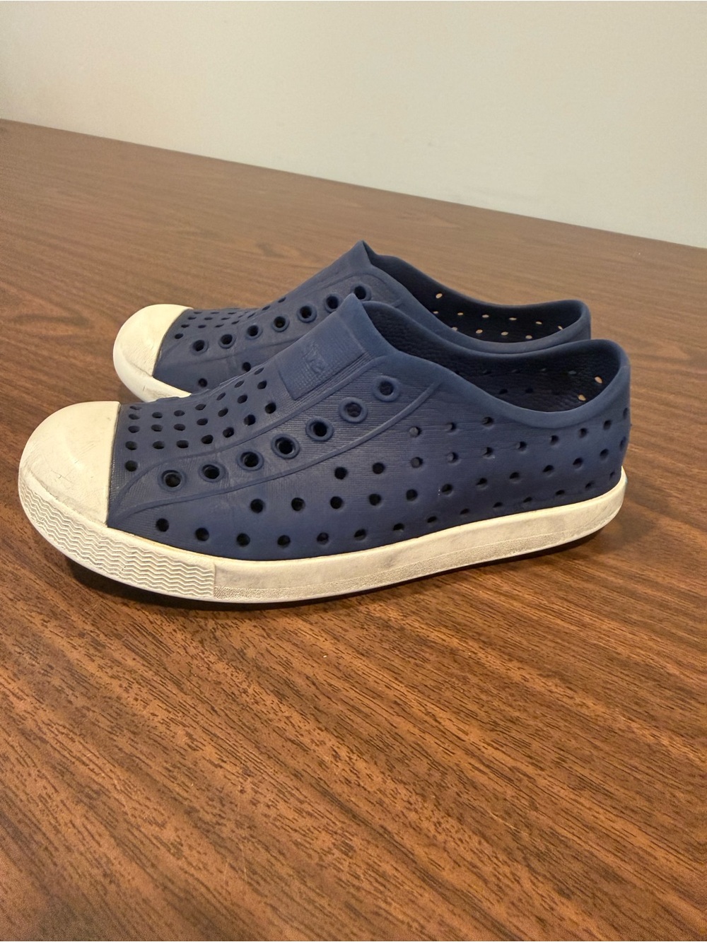 Native Kids c12 Jefferson Slip-On Shoes in Navy and White